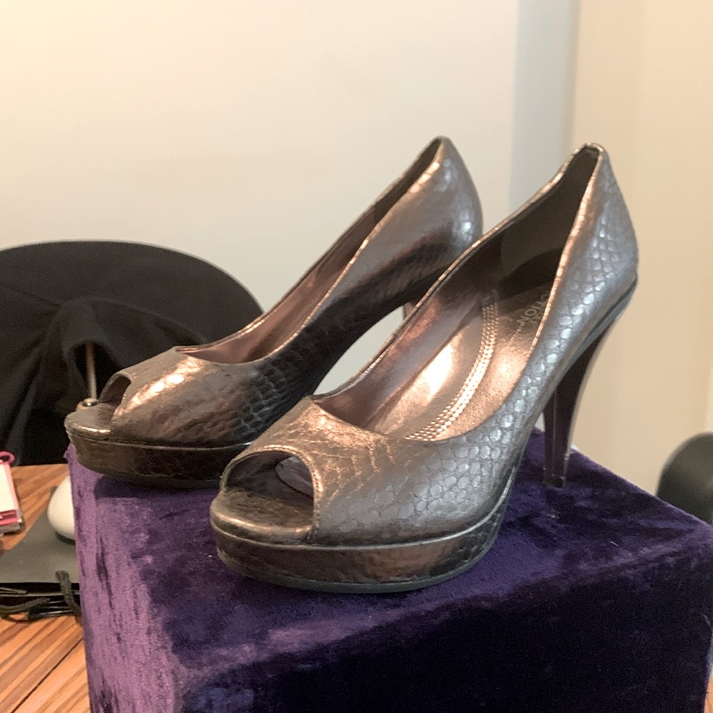 GUC Kenneth Cole Reaction Grey Peep Show Heels Snakeskin Embossed